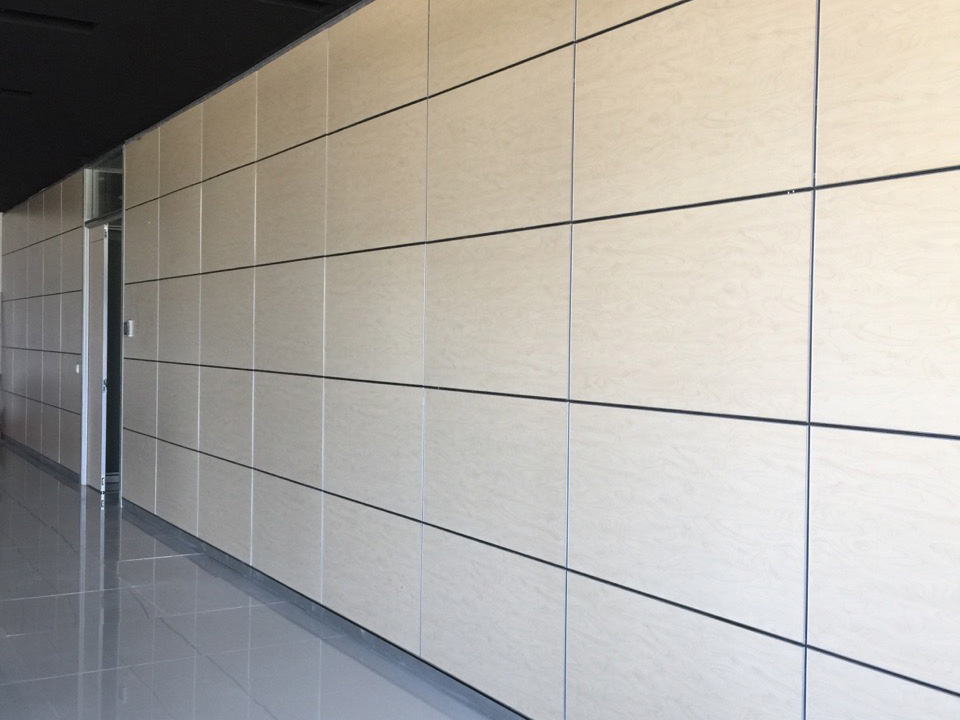 办公室写字楼为何选择装玻璃高隔断的原因？