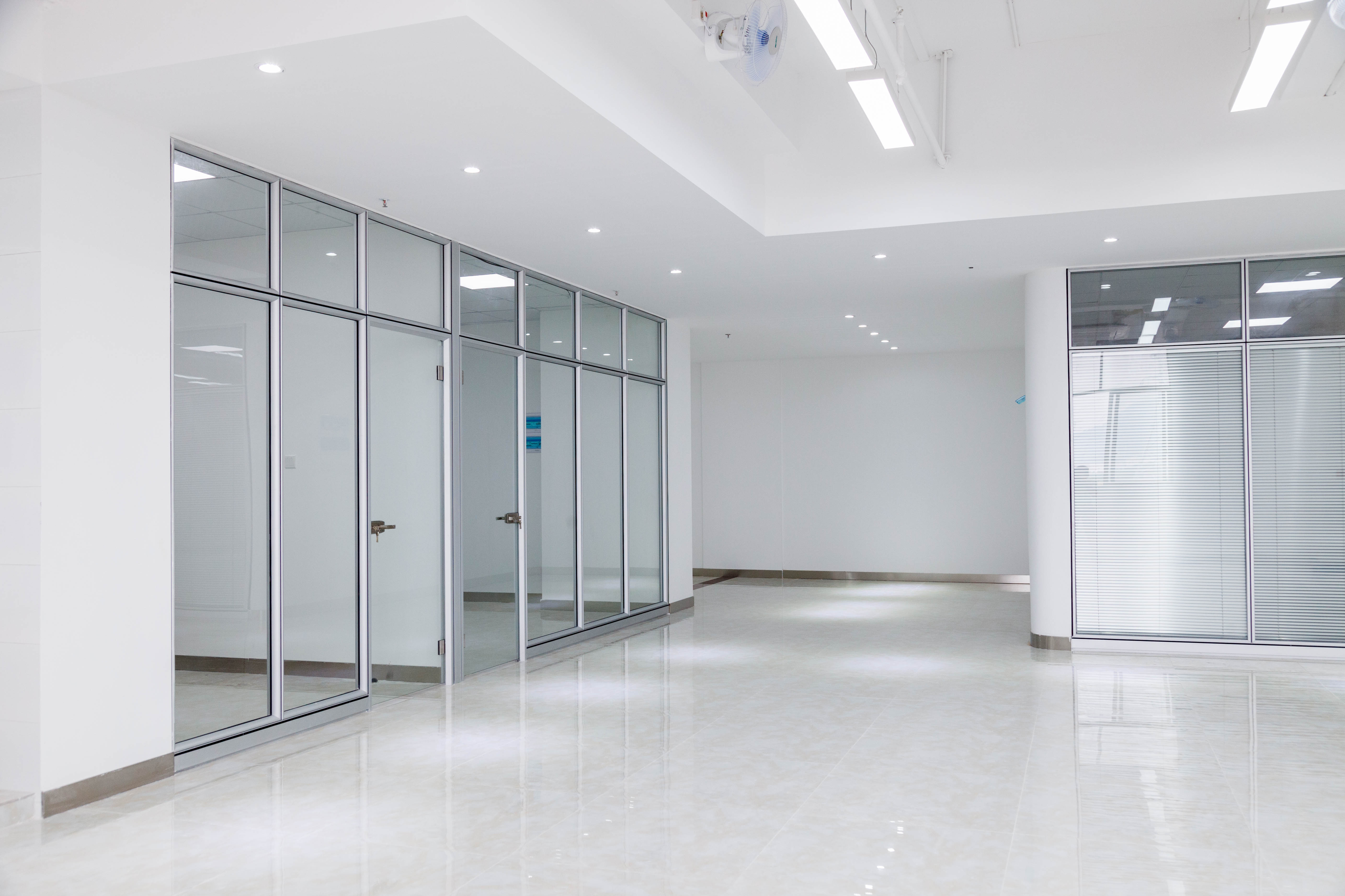 为什么要用玻璃隔断墙把空间分隔开来？有必要有必要这么做吗？